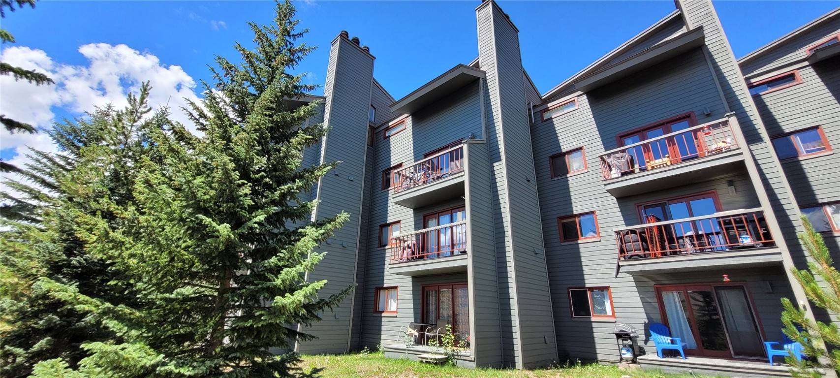 The fun starts here with this 2 bedroom and 2 bath South facing Snowscape Condo.