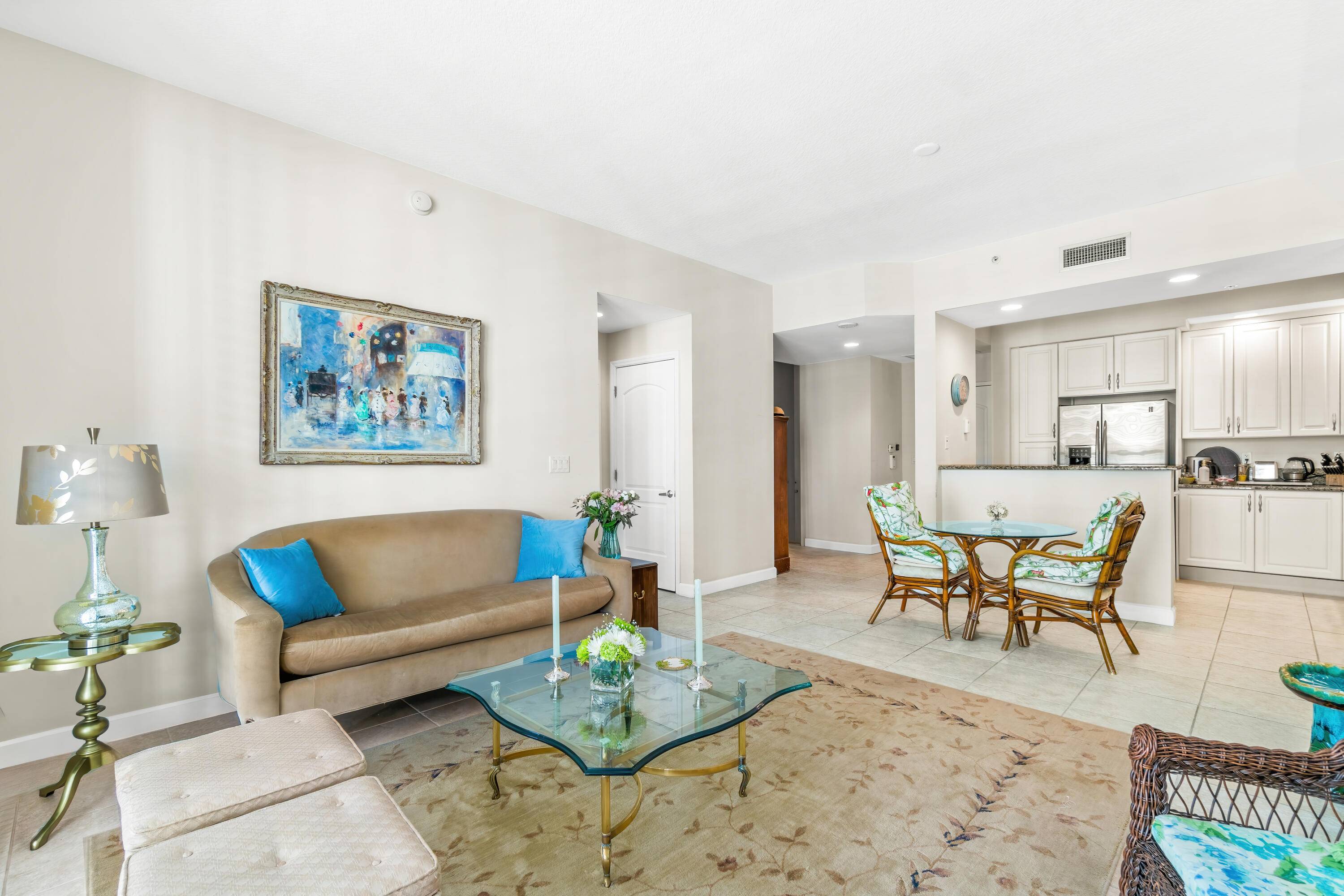 Experience urban luxury living in this fabulous 2 bedroom, 2 bathroom residence with an additional den, situated in the highly sought after One City Plaza in downtown West Palm Beach.
