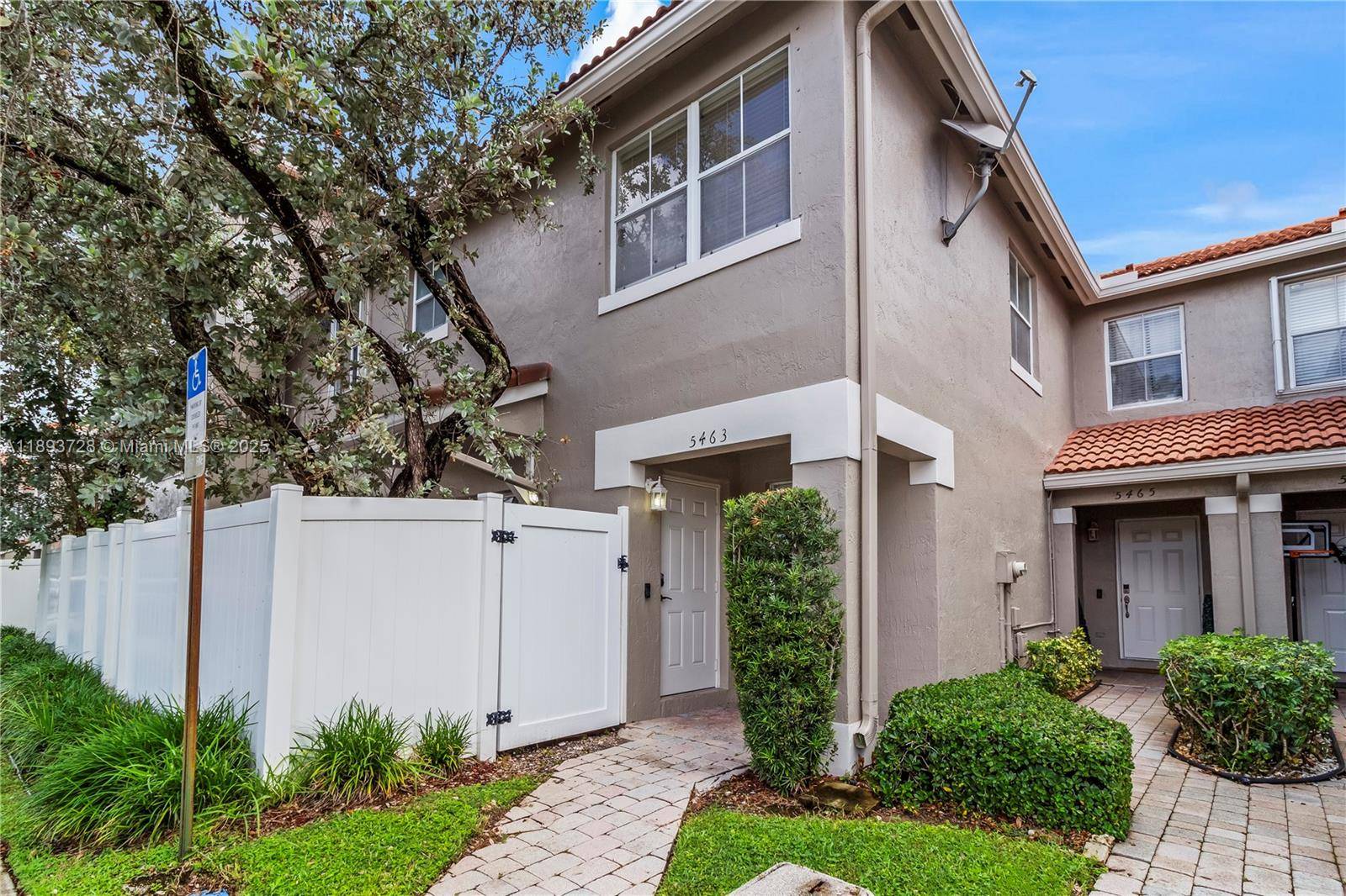 Stylish amp ; meticulously maintained fee simple townhome in the sought after Somerset community !