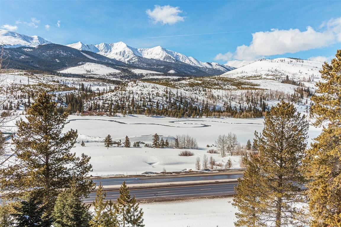 Looking for breathtaking ski area and mountain views with easy access and a central Summit County location ?
