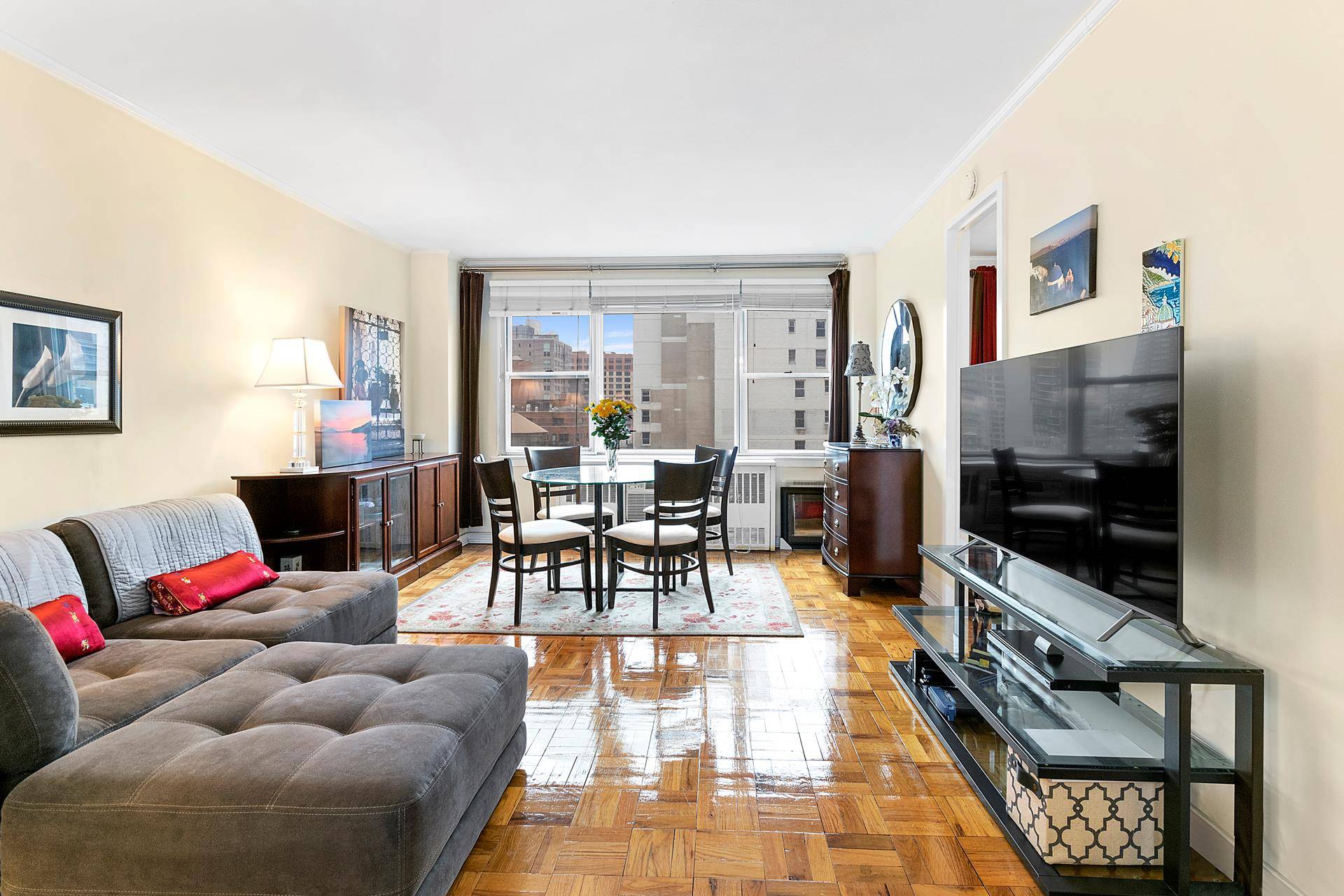 Spacious corner apartment with Open South views located in a prime Murray Hill location close to all transportation, great restaurants and nightlife.