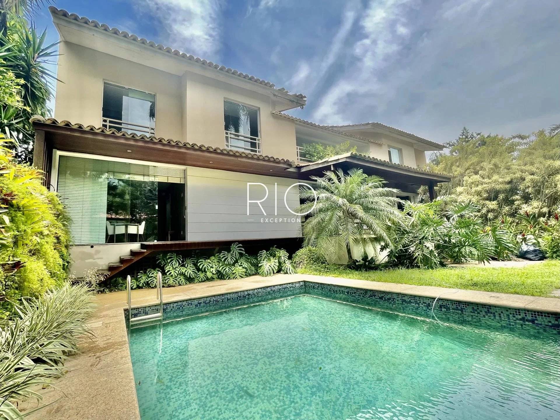 Itanhanga, magnificent villa of 671m2 with swimming pool in a luxury residence !