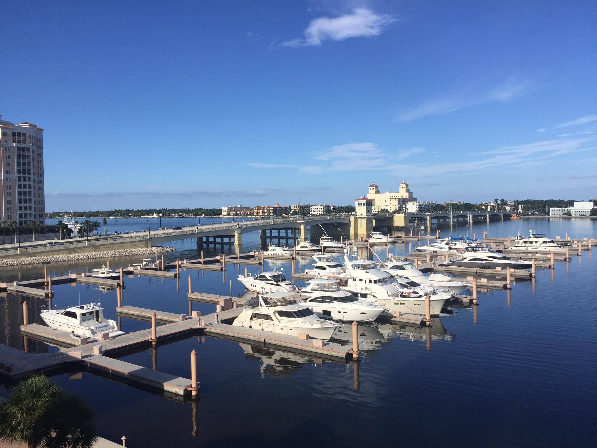 AVAILABLE FROM MAY 2024 DECEMBER 31, 2024 ONLY3 MONTH MINIMUMCompletely renovated 3 bedroom, 2 bathrooms directly on the intracoastal with direct views of Palm beach and marina.