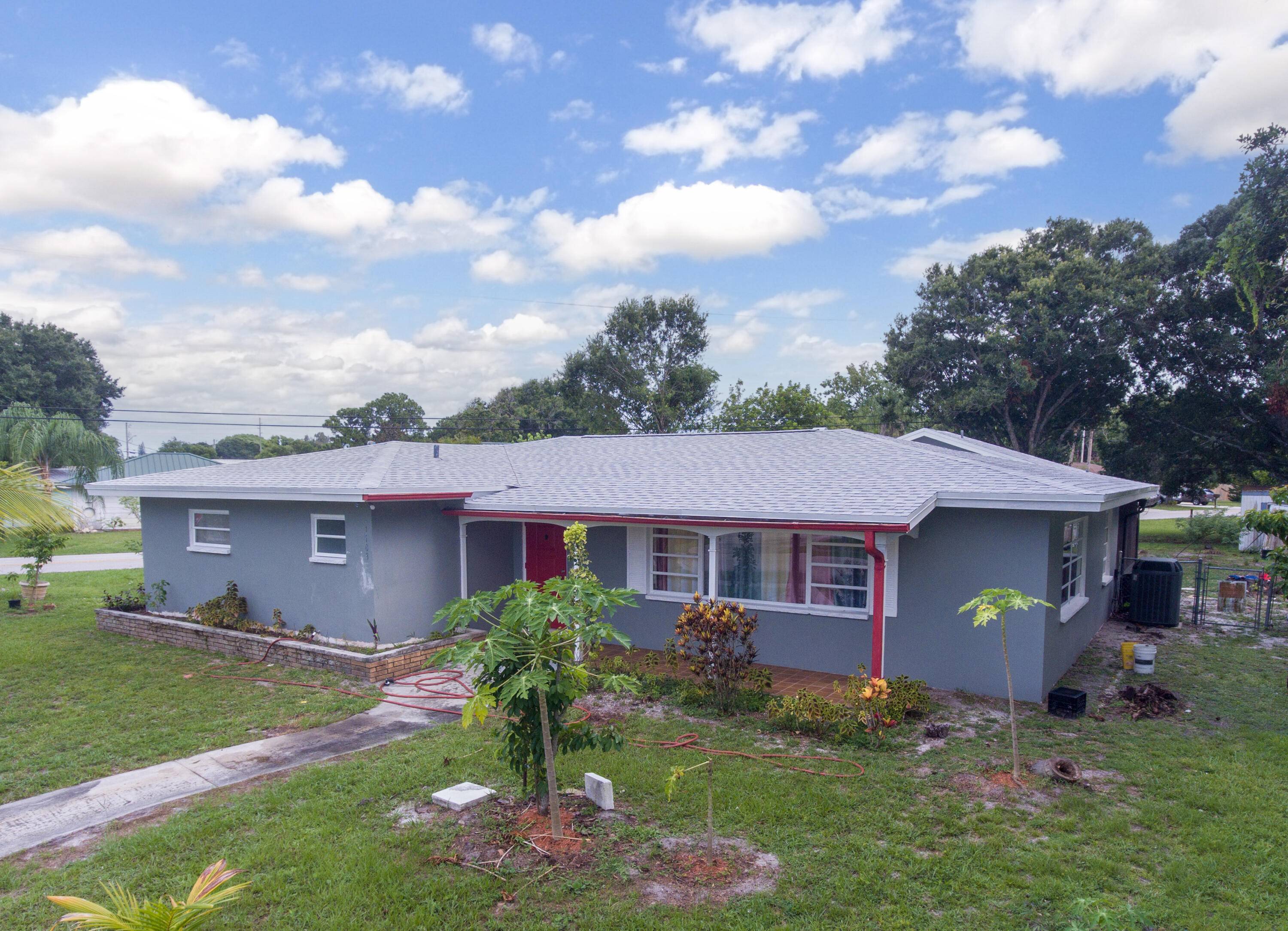 If you looking for a large home in a great neighborhood in the Fort Pierce, look no further.