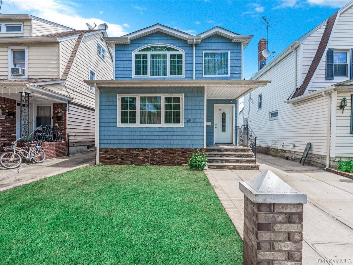 Welcome to this beautiful detached 2 families.