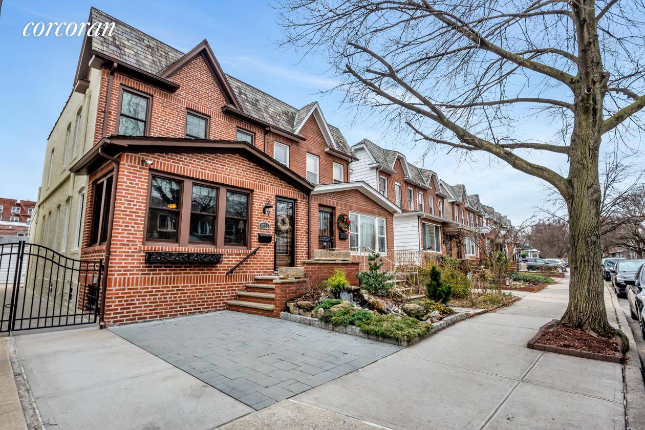 Meticulously maintained single family home Rego Park !