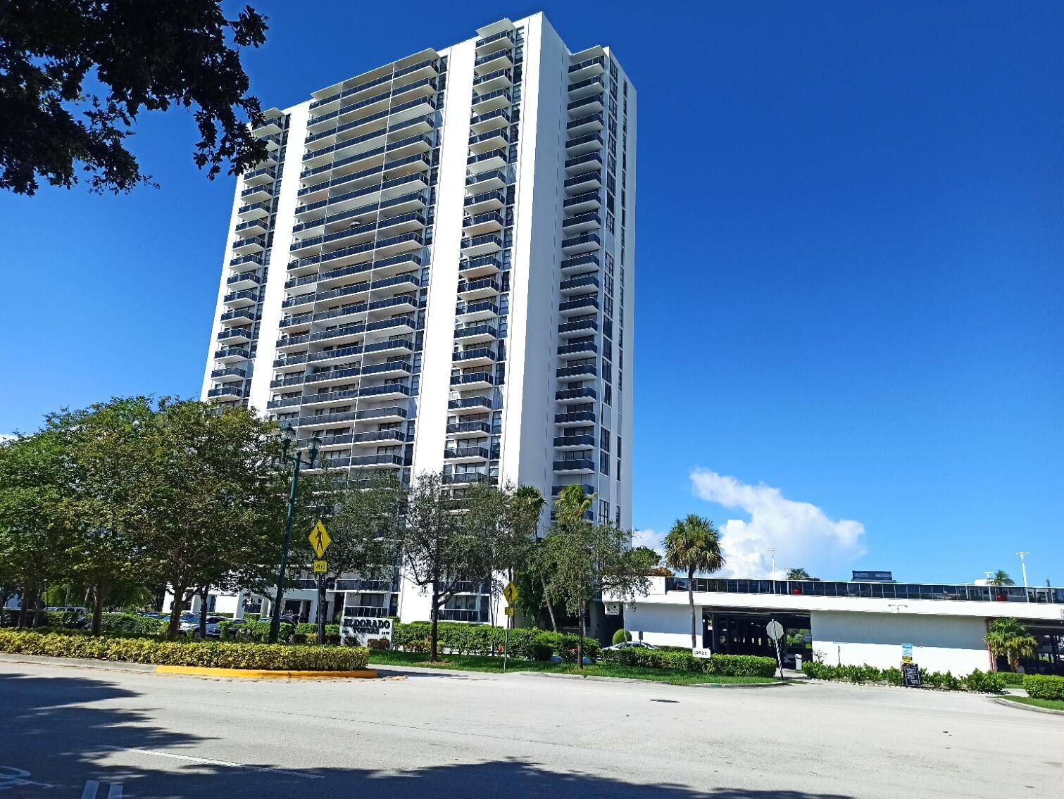 Great find in the heart of Aventura, close to Aventura Mall, across the street from Golf Course and close to beaches.
