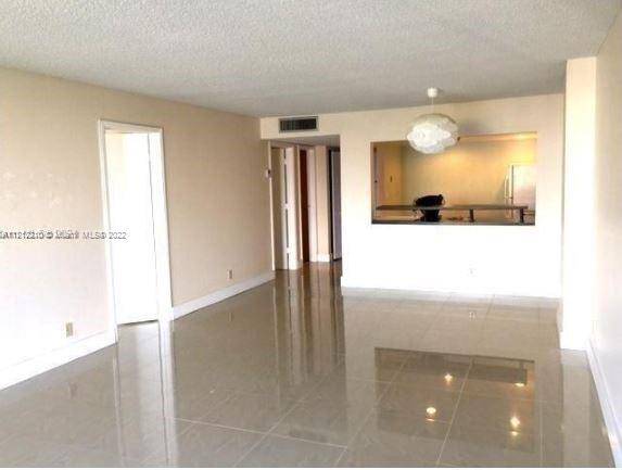 COMPLETELY REMODELED 1 BEDROOM PLUSDEN UNIT IN OCEANFRONT PLAZA, PRIME LOCATION NEAR LINCOLN RD.