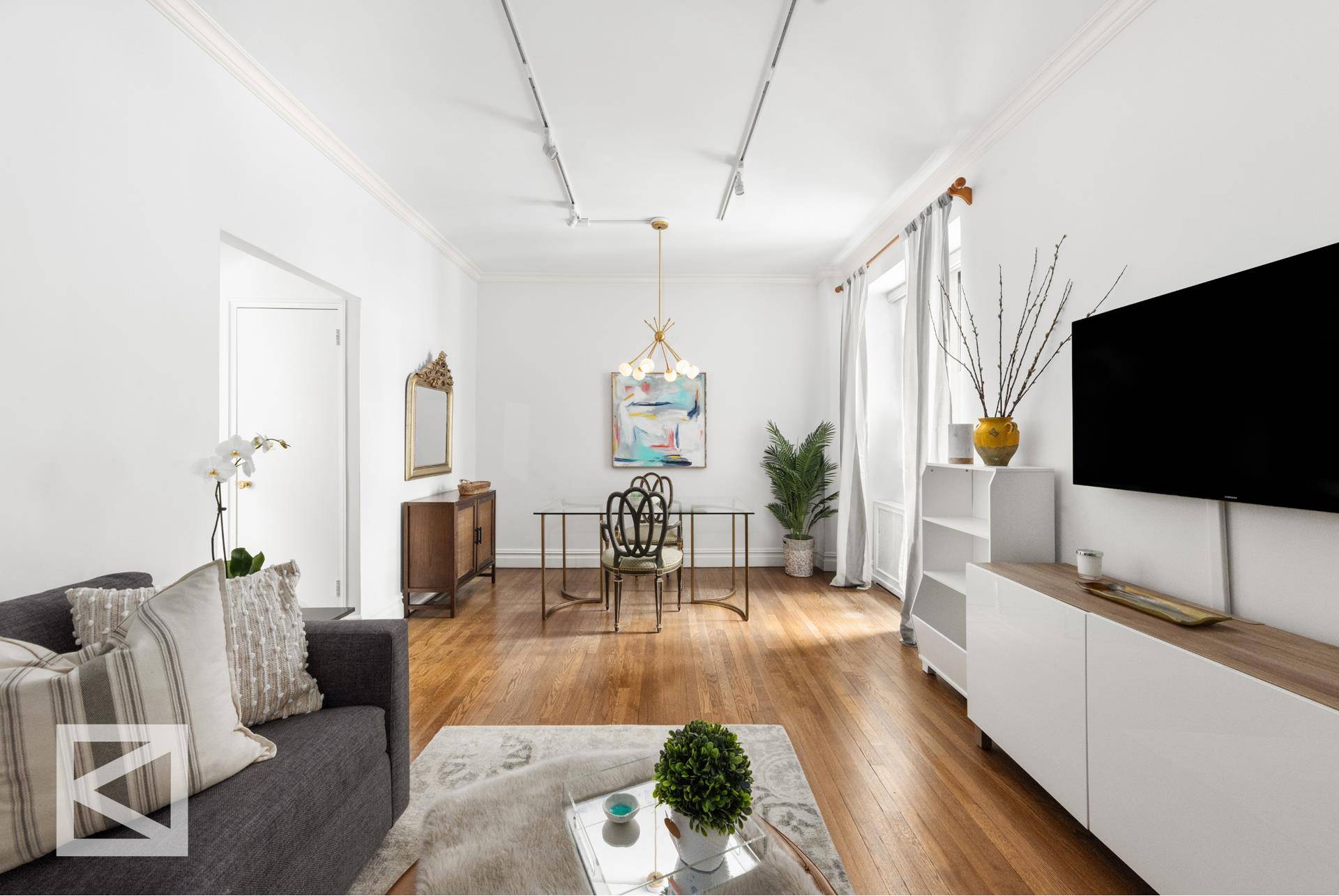Nestled in one of the city's premier neighborhoods, and perfectly situated between Park Avenue and Madison Avenue, this boutique and elegant pre war building presents a generously sized true one ...