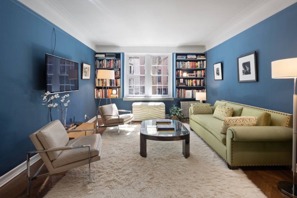 Elegant, oversized one bedroom with washer dryer and storage unit in prime Brooklyn Heights.