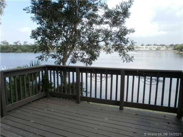 Gorgeous lake front townhome with 3 bedroom 2.
