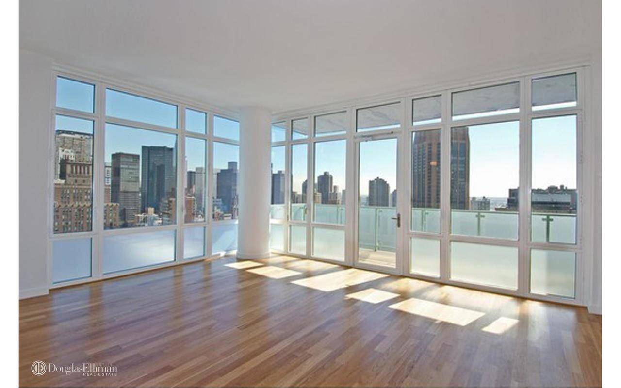 APARTMENT FEATURES Enjoy Open City VIEWS from the 35th floor in this Loft Like and highly sought After C Line Apartment.
