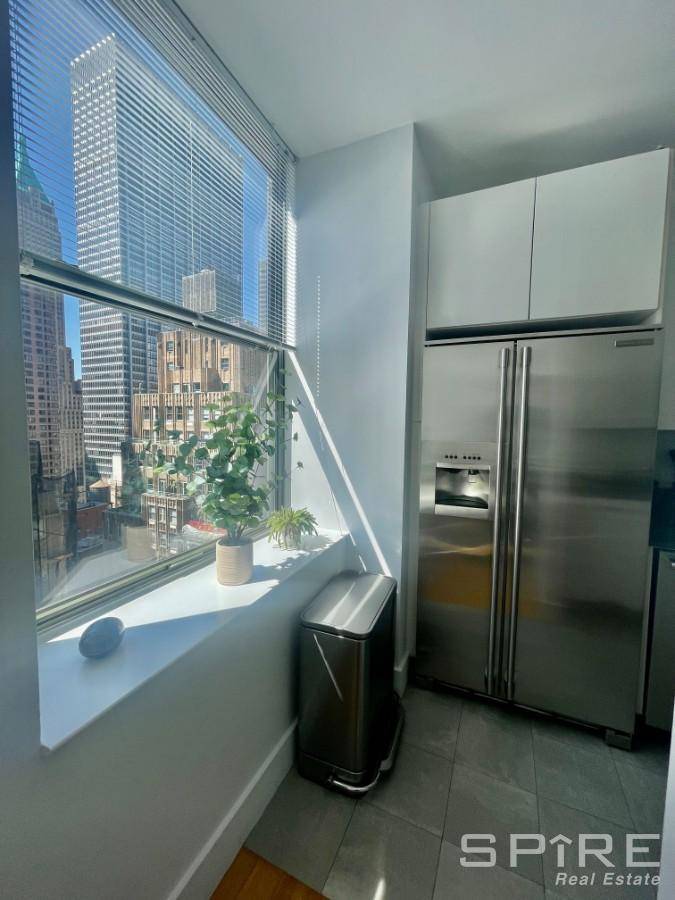 High Floor, beautifully renovated True 1br, with Lots of oversized south facing windows.