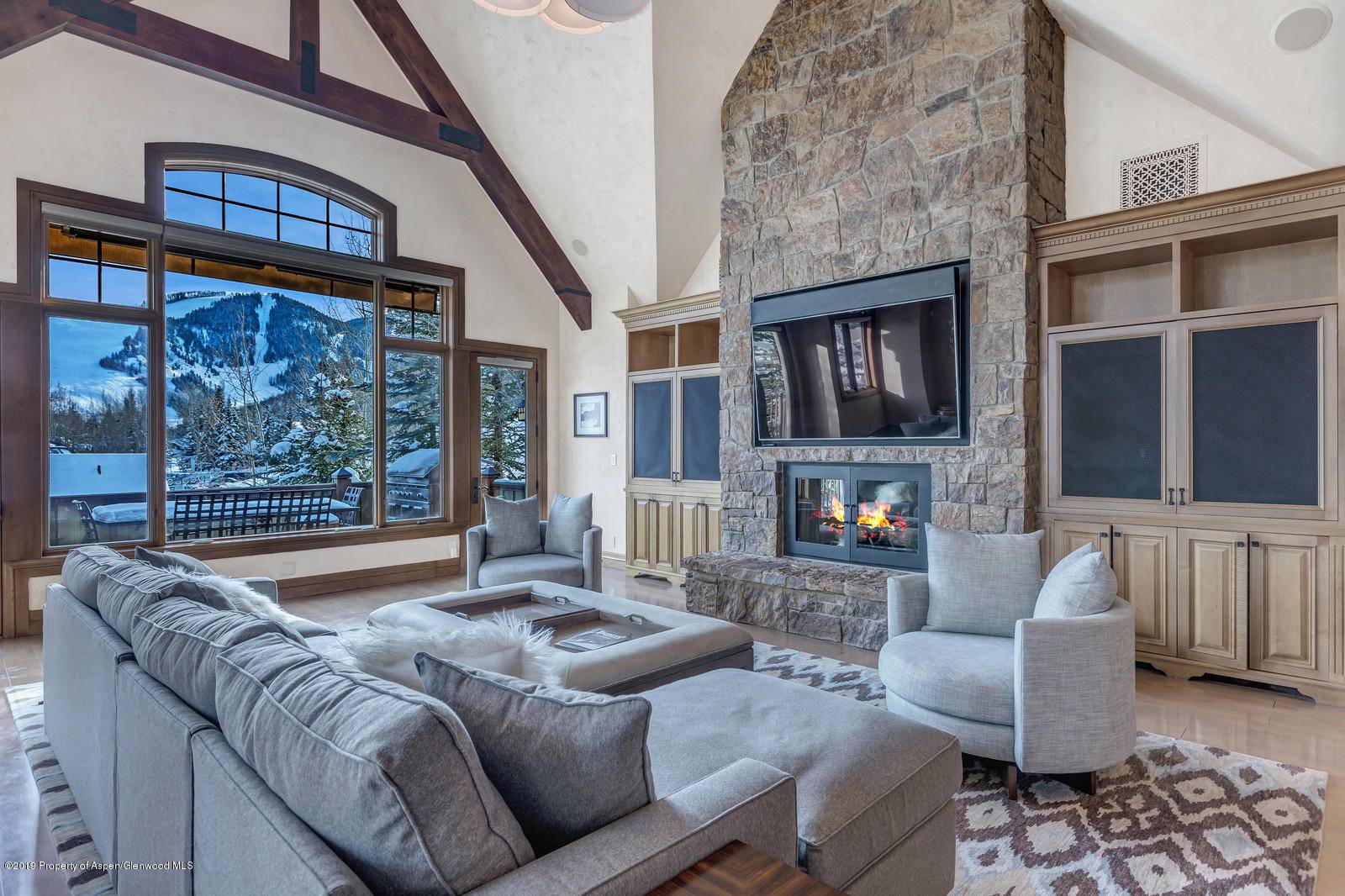 Beautiful contemporary home with true ski In ski out access to Tiehack and Buttermilk ski mountain.
