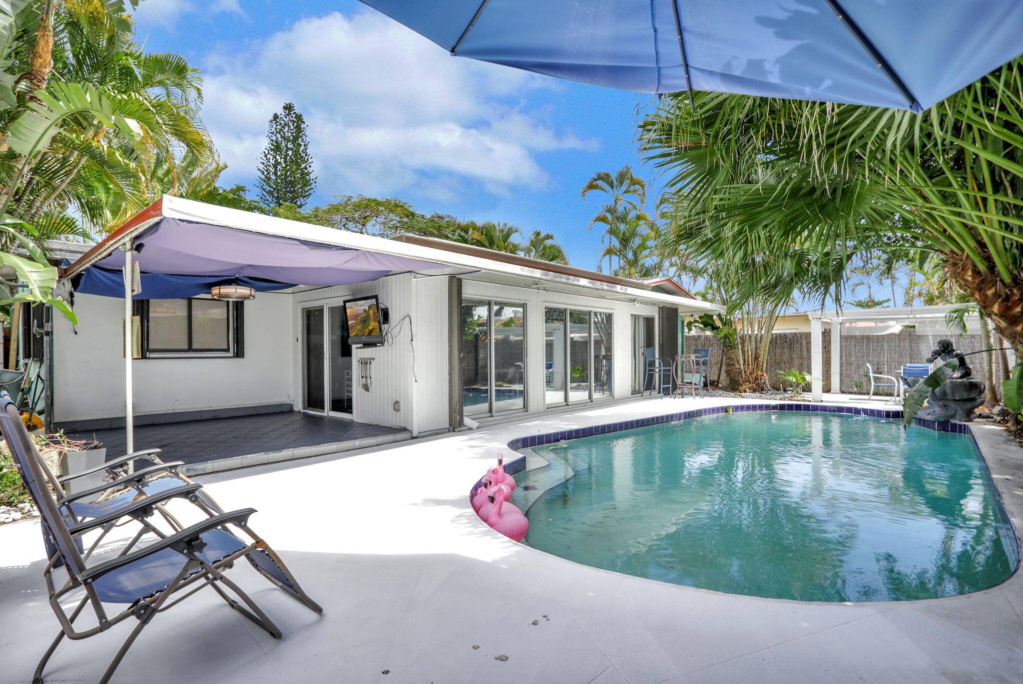 Don't miss out on this Tropical Paradise in Oakland Park.