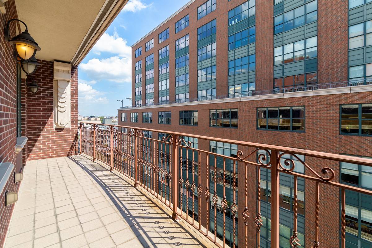 A higher floor corner two bedroom residence with 134 sqft balcony in a great condo building located half a block from Queensboro Plaza station, which sits only one subway stop ...