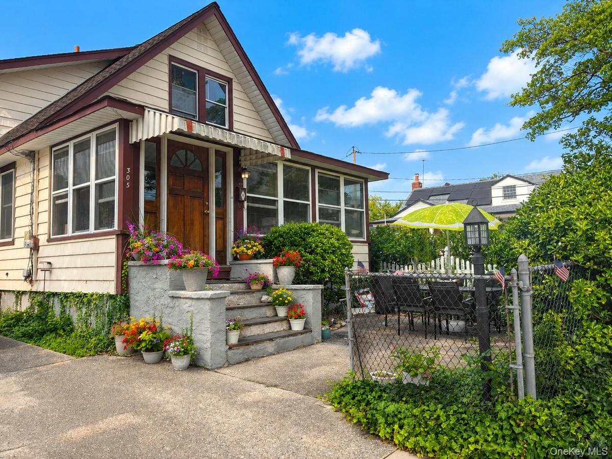 Welcome Home!Cape Cod / Bungalow located in Bayville, down the block to from