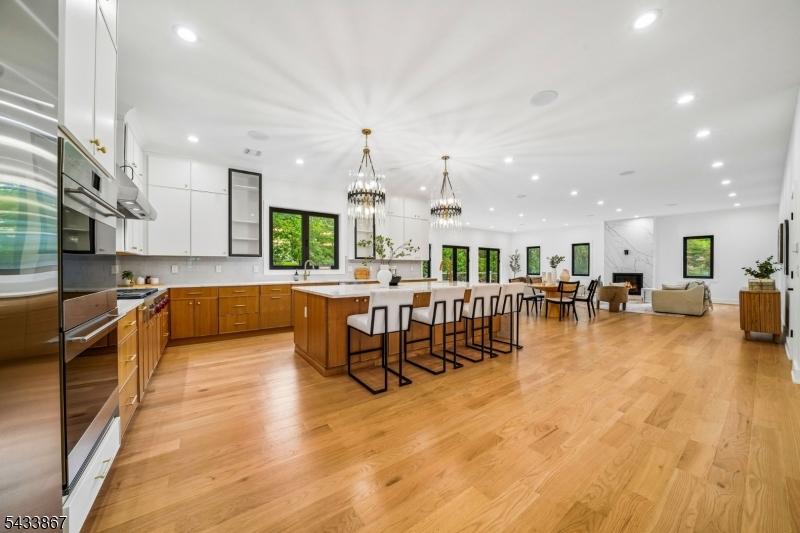Gourmet Eat-in Kitchen