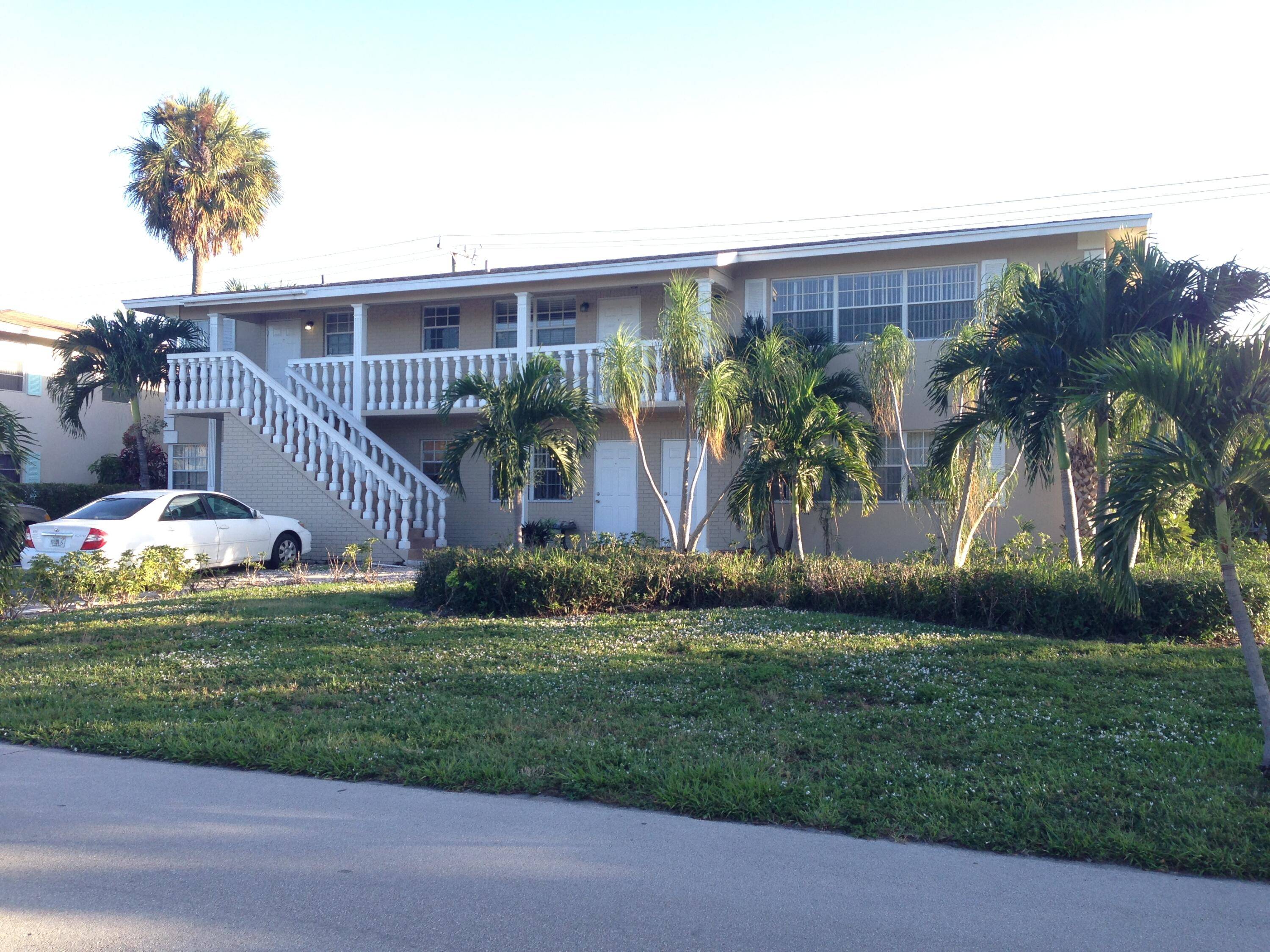 VERY WELL MAINTAINED 6 UNITS MULTIFAMILY APARTMENT BUILDING IN CORAL RIDGE.
