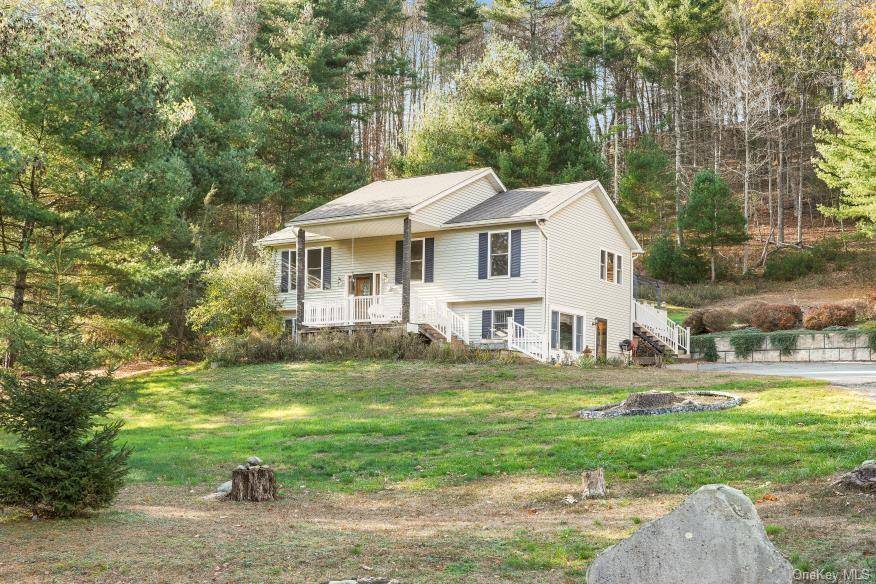 Welcome to Hawks Nest where you will find this gorgeous 3 bedroom 2 full bath nestled on 1 acre of stunning country scenery just 1 Mile from Scenic Hawks Nest ...