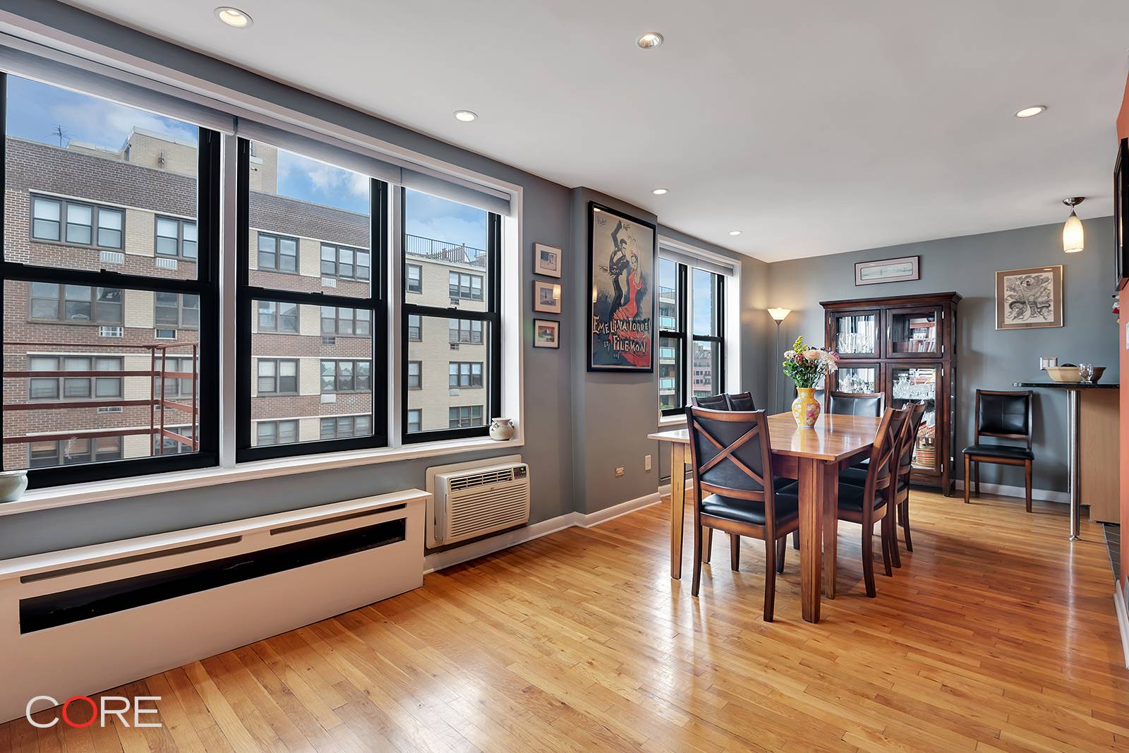 Perched on the top floor, this well renovated and lovingly kept floor through home offers a spacious and flexible layout, as well as high end finishes, an abundance of windows, ...