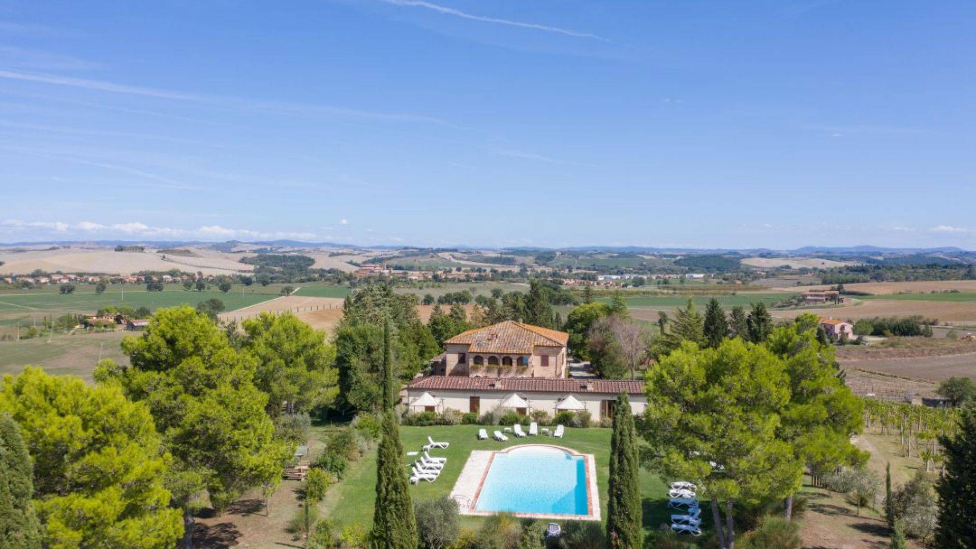 Magnificent 16th-century country house perfectly restored with park, pool, vineyard and horse paddock near Siena.