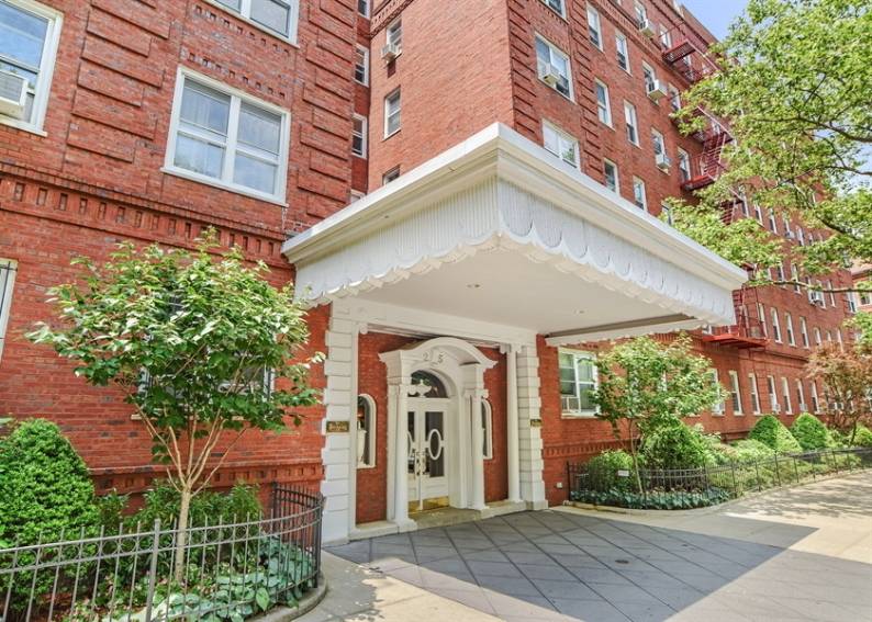 Come home to this beautiful pre war two bedroom property in the Berkeley, a full service, pet friendly elevator building on Grand Army Plaza, boasting a beautiful roof deck with ...
