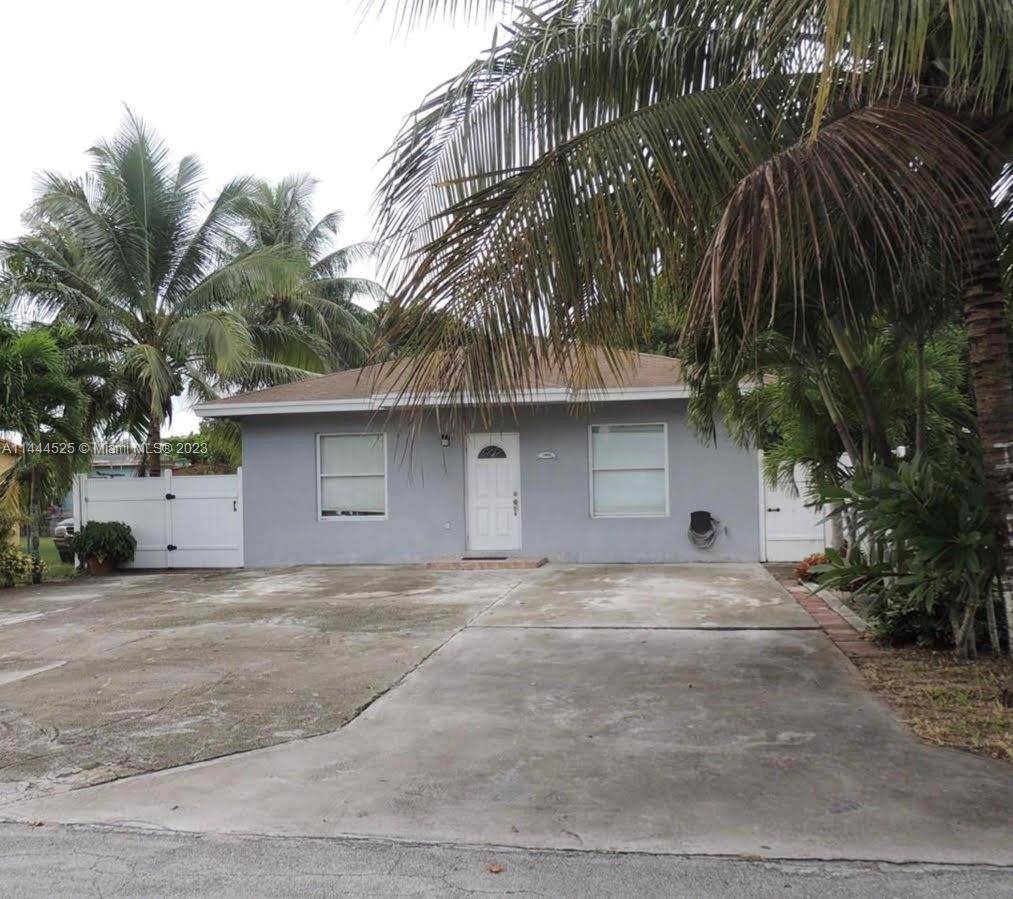 INVESTORS ONLY. CASH ONLY, 2004 Construction 3BDR 2BTHS plus additional space, tile floors throughout and has a large backyard.