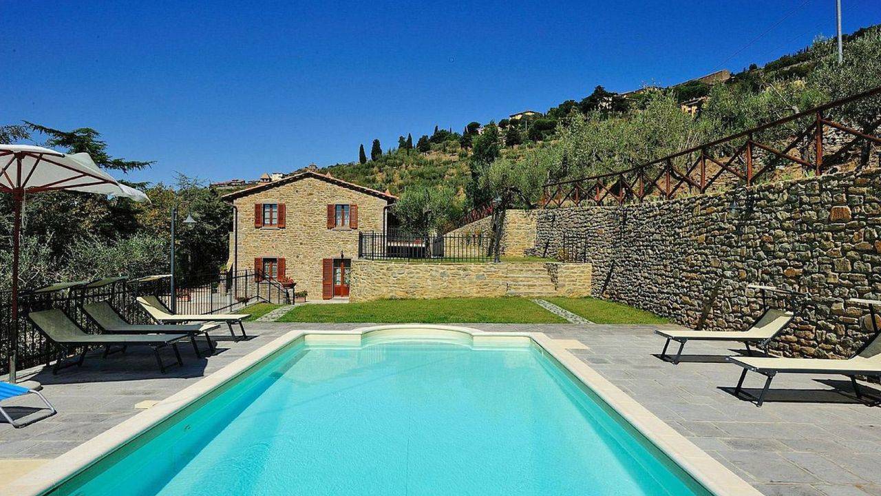 Farmhouse with a view for sale near Cortona, divided into two flats, with swimming pool and 2.5 ha of land.