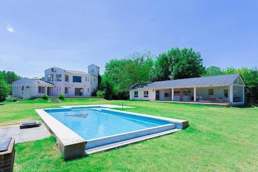 Argentina is calling ! MODERN COUNTRY HOUSE IN CLOSED VICENTE MELAZZI NEIGHBORHOOD Just 25 minutes from downtown BUENOS AIRES, and 5 minutes from the highway.