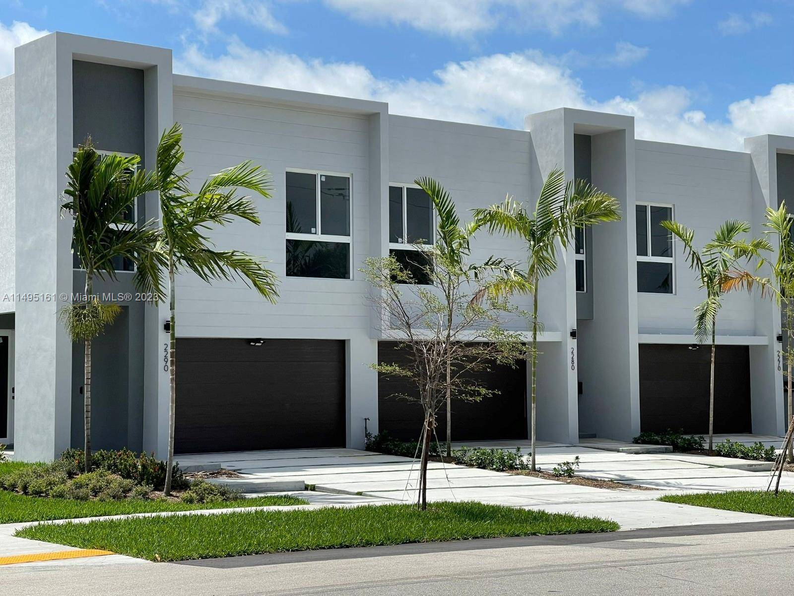 New construction, modern Townhouse with spectacular layout, smart home 3 Master beds with 4 full baths, highcelling, high end finishes kitchen with beautiful counter top of quartz, private patio yard ...