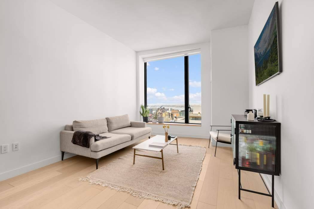 Welcome to the exquisite one bedroom, one bathroom on the 28th floor, boasting 10 lofty ceilings and a signature bay window that fills the space with natural light, while offering ...