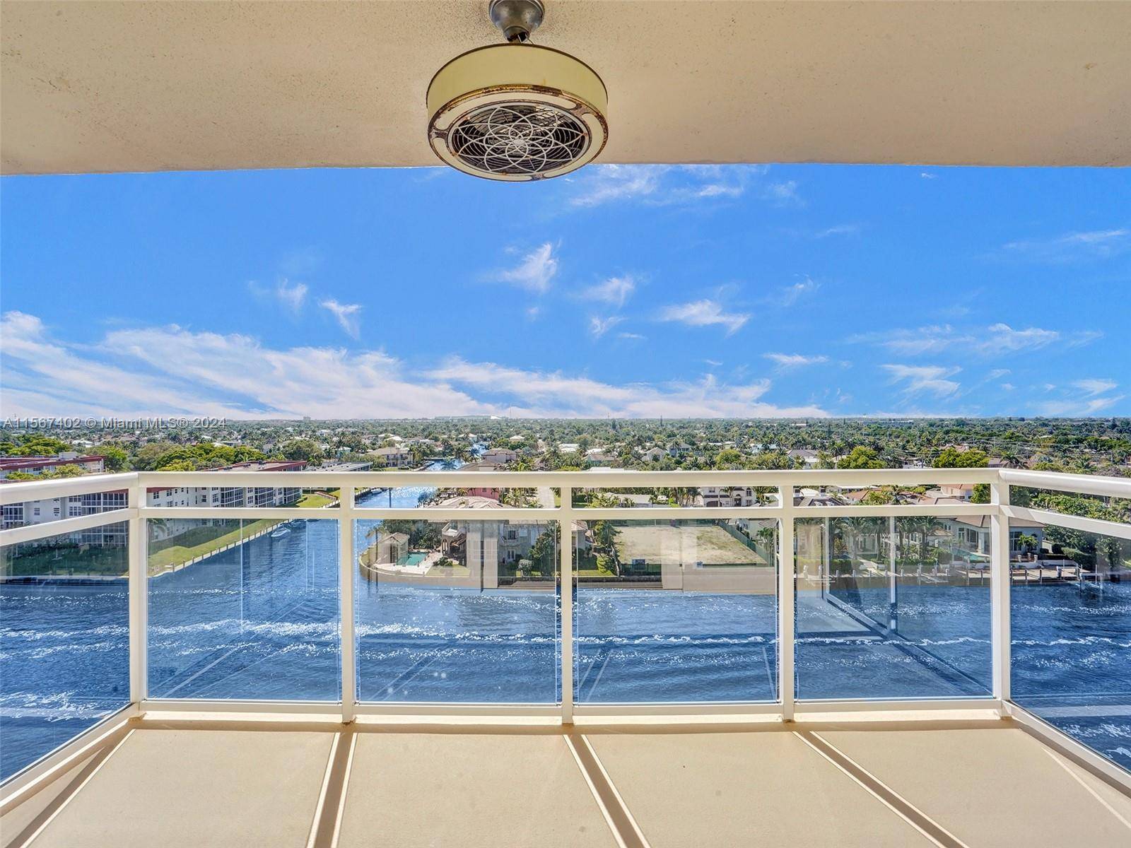 ENJOY A BREATHTAKING DIRECT INTRACOASTAL VIEW FROM THAT VERY NICE 2 BEDROOMS 2 BATHROOMS CONDO ON TOP FLOOR.