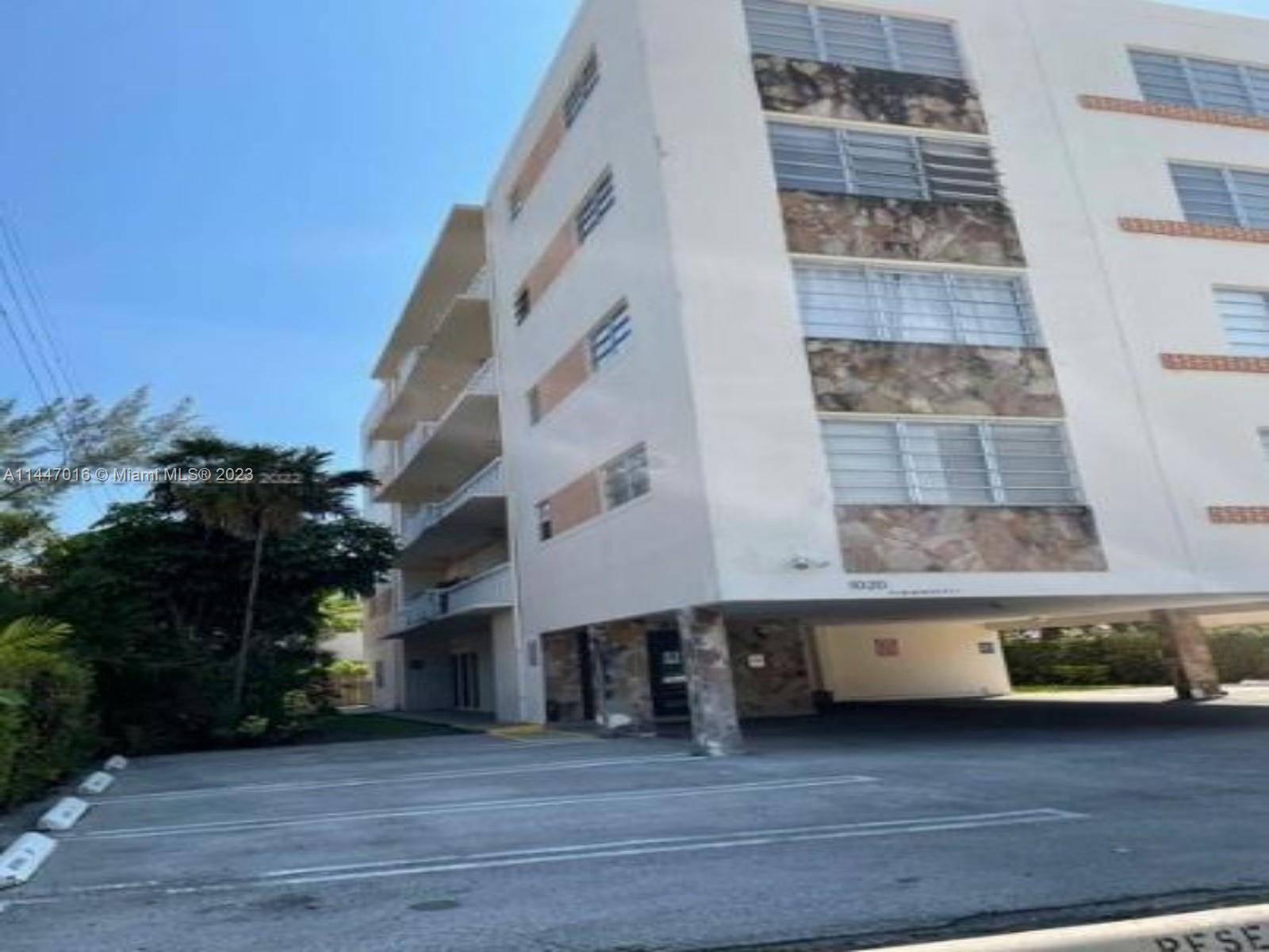CONDO 2 2 SPACIOUS UNIT, WALK IN CLOSET, UPDATED KITCHEN, 1 ASSIGNED PARKING, EXTRA STORAGE SPACE, ONLY 12 EXCLUSIVE RESIDENCE, GATED POOL ; BAY HARBOR ISLANDS, STEPS AWAY FROM SANDY ...