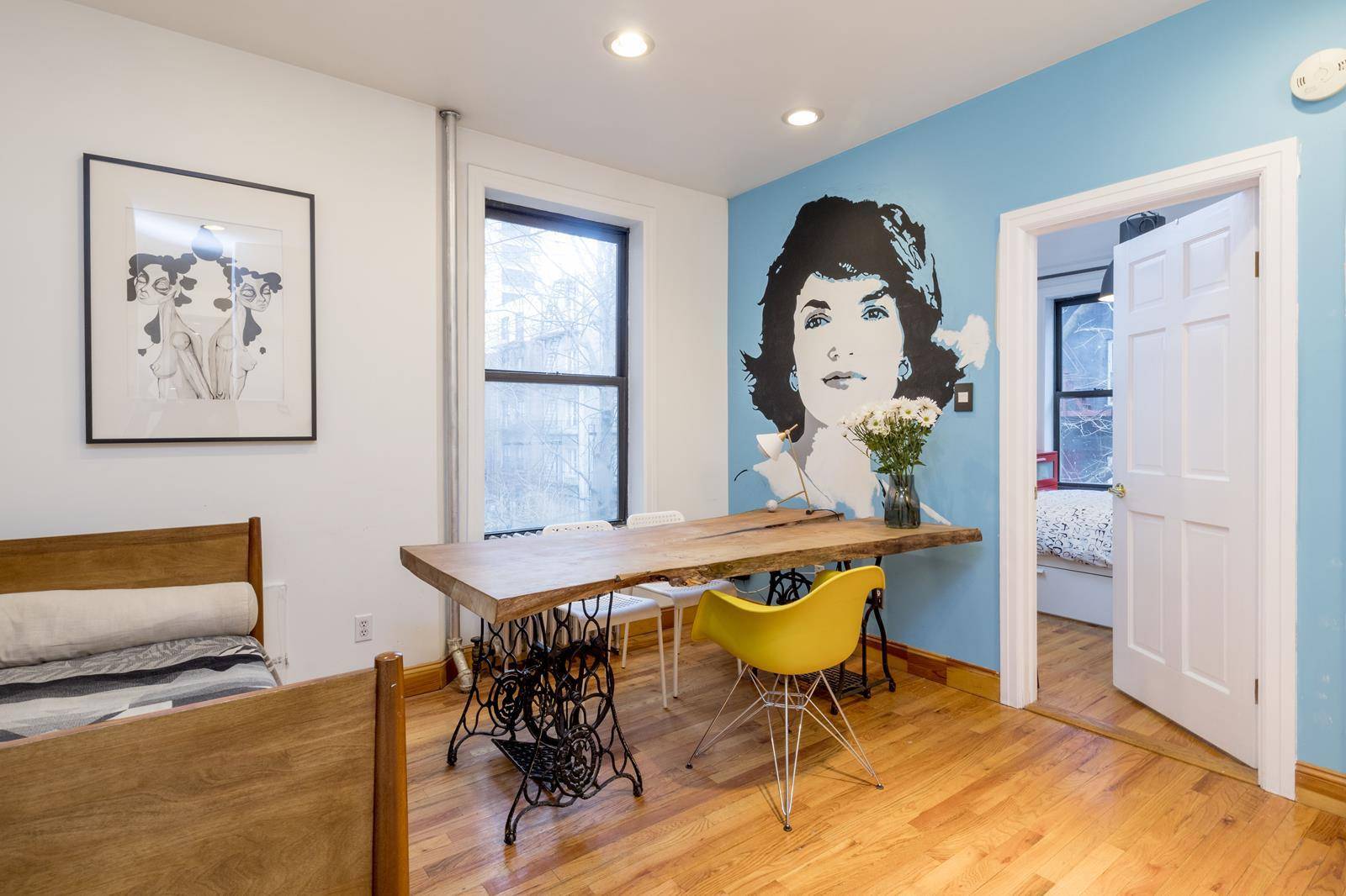 Charming True Two Bedroom located on the Upper East side !