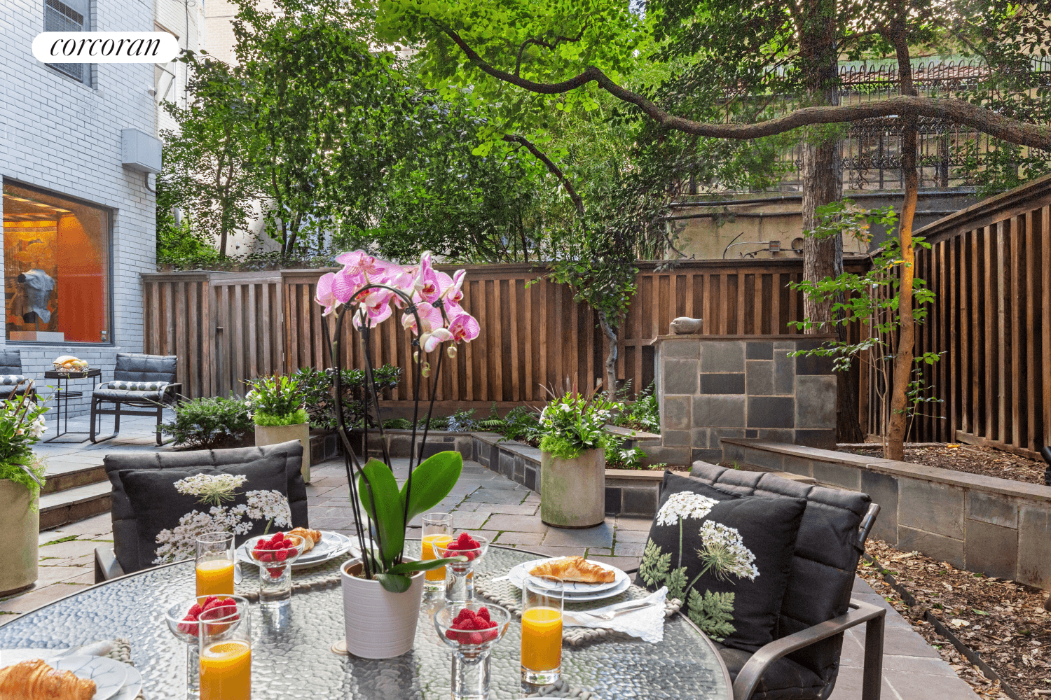 812 Fifth Avenue is an exceptional duplex Maisonette offering the luxury of a Fifth Avenue cooperative combined with the indoor and outdoor space of a townhouse.