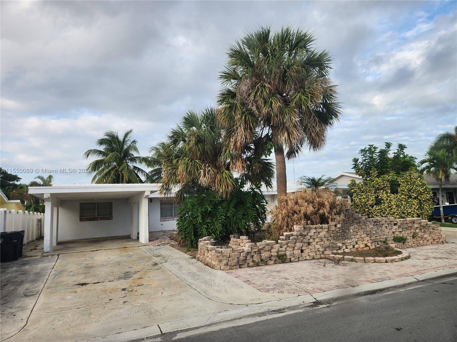 RARE DUPLEX FIXXER UPPER ON WIDEST DEEPEST CANAL IN AREA OF CANALS W THE ONLY EAST END BIG TURNING POOL FOR BIG BOATS YACHTS TALL SAILBOATS DEEP KEELS DAVIE BLVD ...