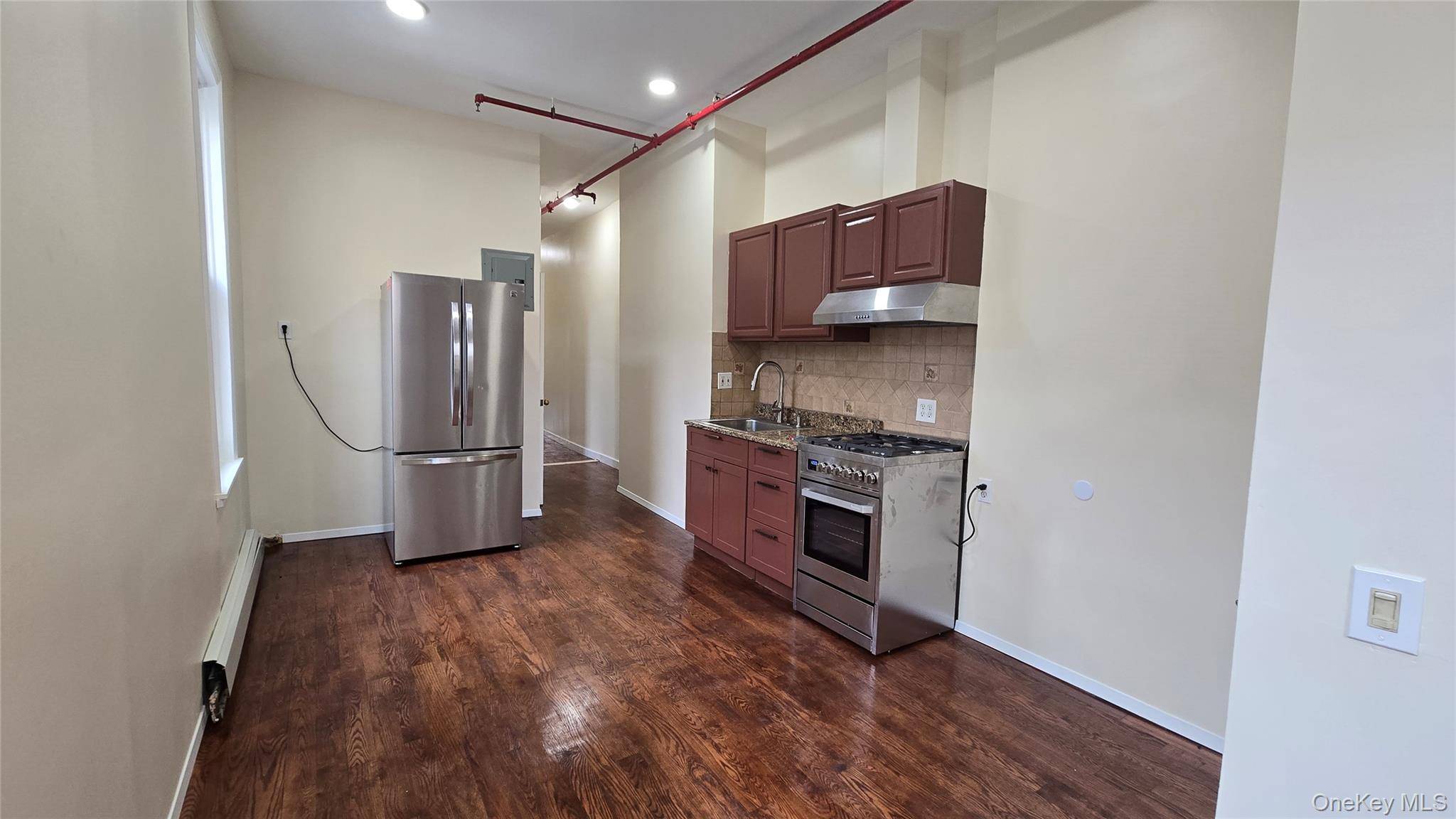 Large 3 bedroom box style apartment in excellent location.