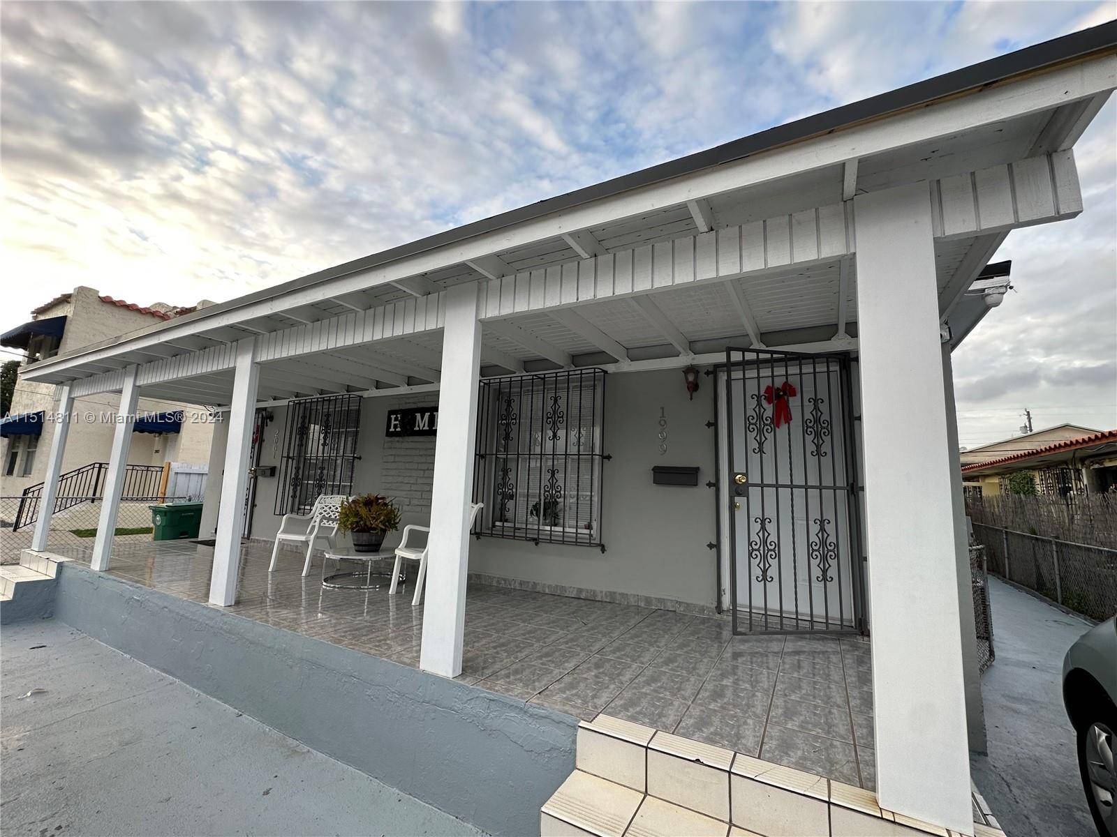 Incredible duplex opportunity in the heart of downtown Miami a few minutes from Brickell new roof 2023 The property has, 3 units 1 3 bedrooms 1 bathroom the owner lives ...