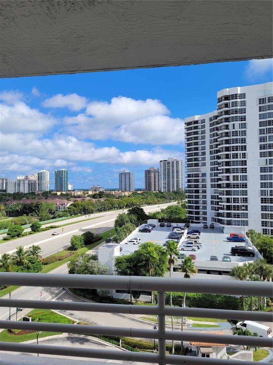 GREAT APARTMENT IN AVENTURA FROM THE MASTER ROOM AND THE GUEST ROOM YOU CAN ENJOY THE BEAUTIFUL VIEW TO THE GOLF CLUB AND INTERCOASTAL, 5 MIN DRIVING TO SUNNY ISLES ...