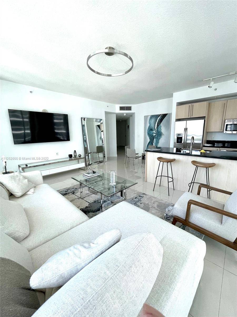 Gorgeous unit in the heart of Brickell Miami, very well furnished and decorated by Ronny Constansi.