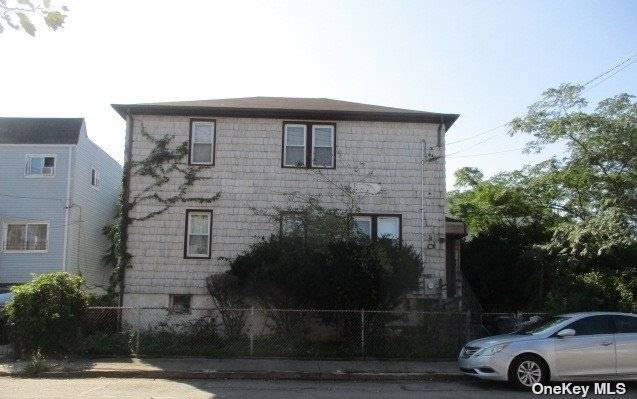 2 family colonial house located in Arverne.