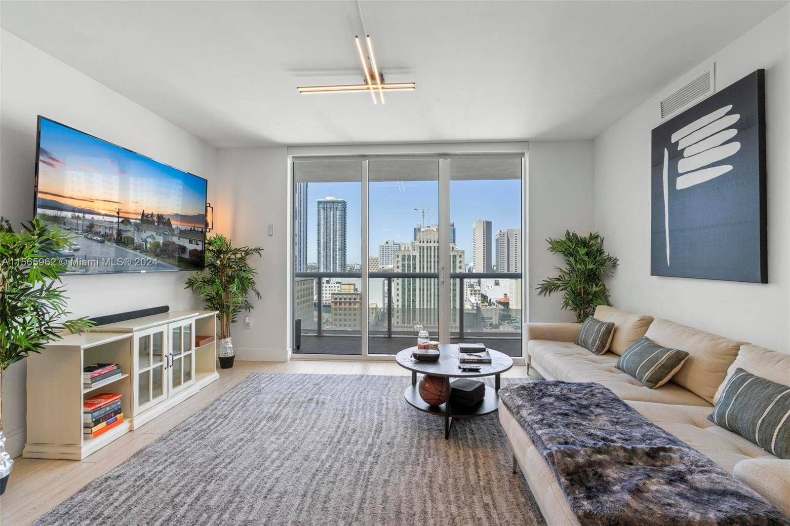 Beautifully Remodeled 2 bed 2 bath unit with spectacular bay and city views.