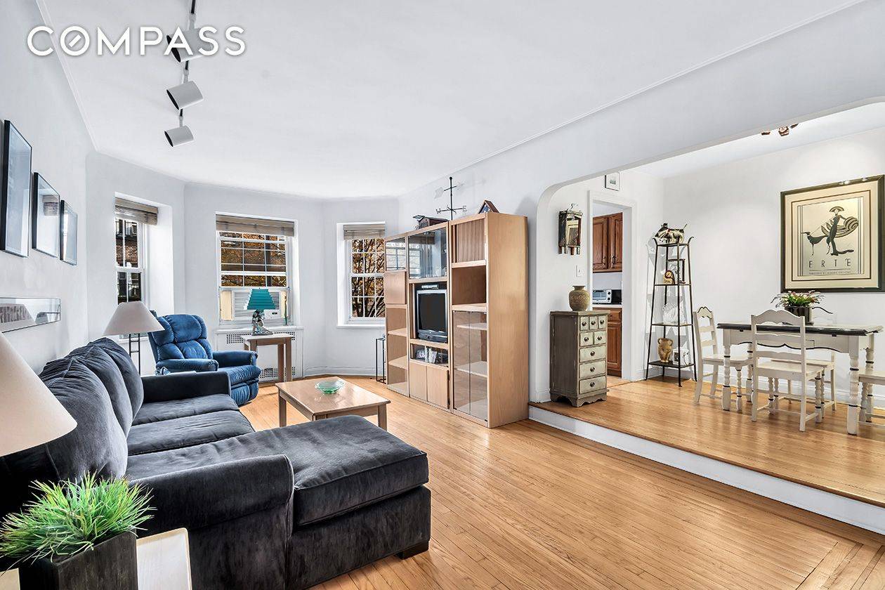 If you re looking for an apartment with room to entertain, a neighborhood with a sense of community, pre war charm, and an outstanding common garden, come see this spacious, ...