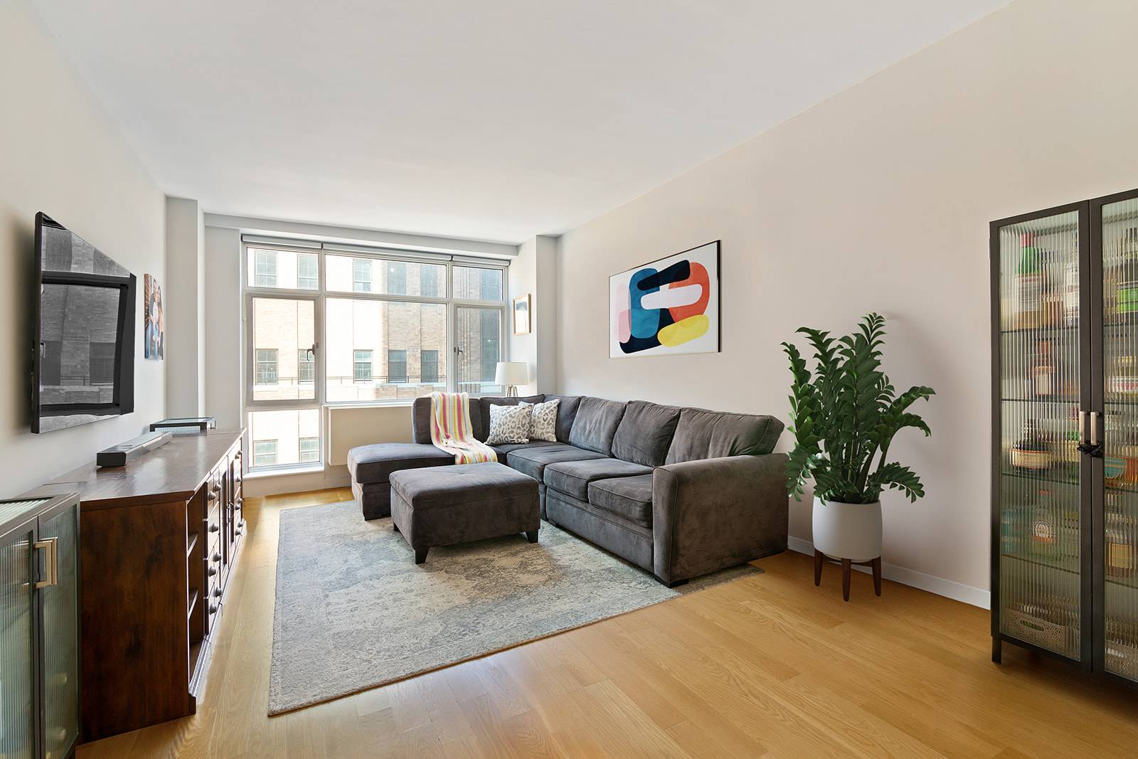 Beautiful 2 bedroom 2 bath condo home in a centrally located full service building straddling Boerum Hill and Downtown Brooklyn.