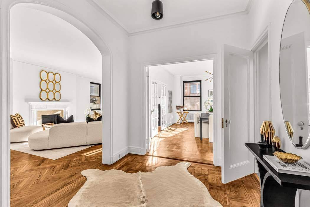 New York Dream Rarely available, A CONVERTIBLE 4 BEDROOM, this 2, 600 sf private floor in the beloved Briarcliffe on 57th street offers amazing volume and elegant space.