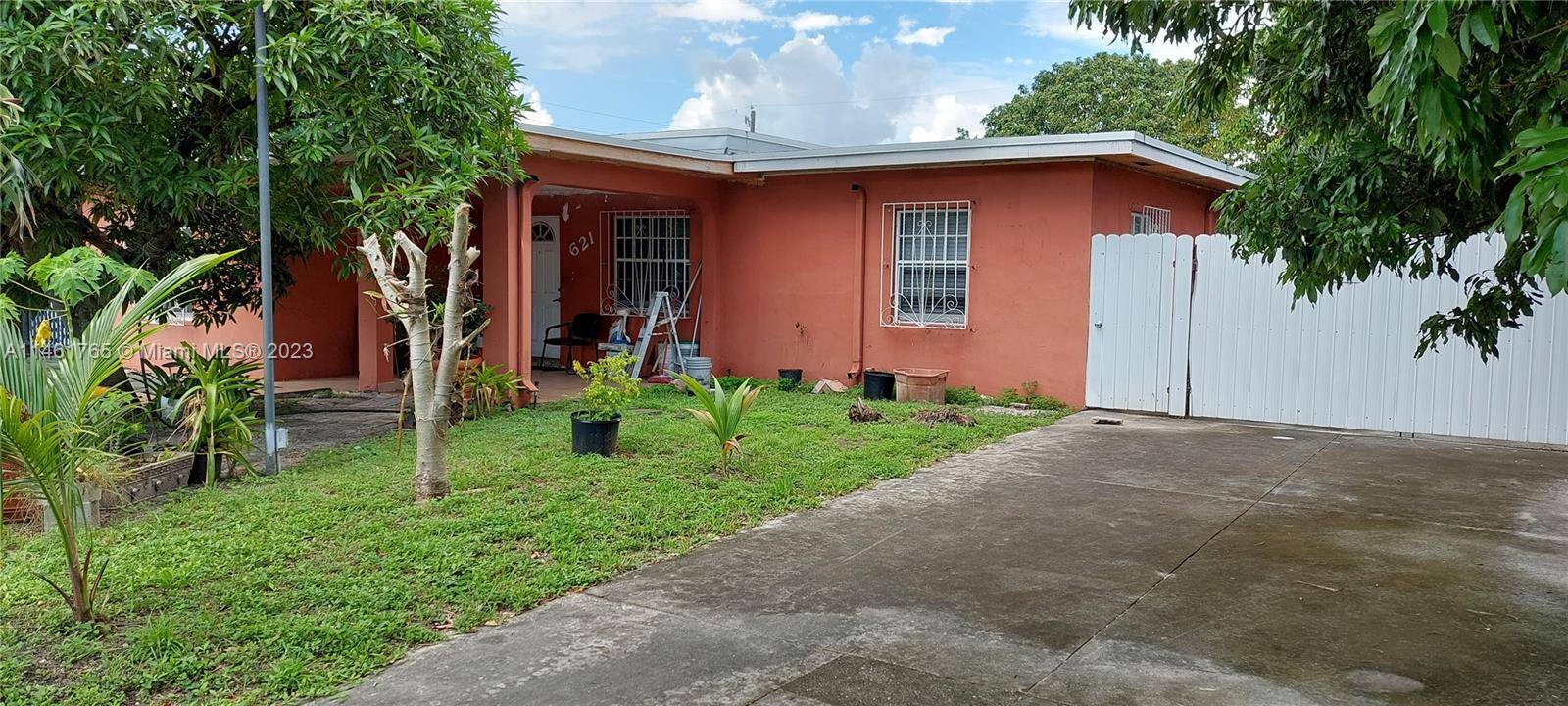 Ample house in Hialeah. Centrally located house near to everything hospitals, shopping centers, mall, expressways.