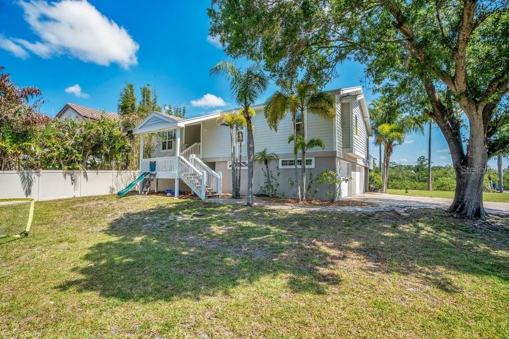 Large front yard great for pets and children