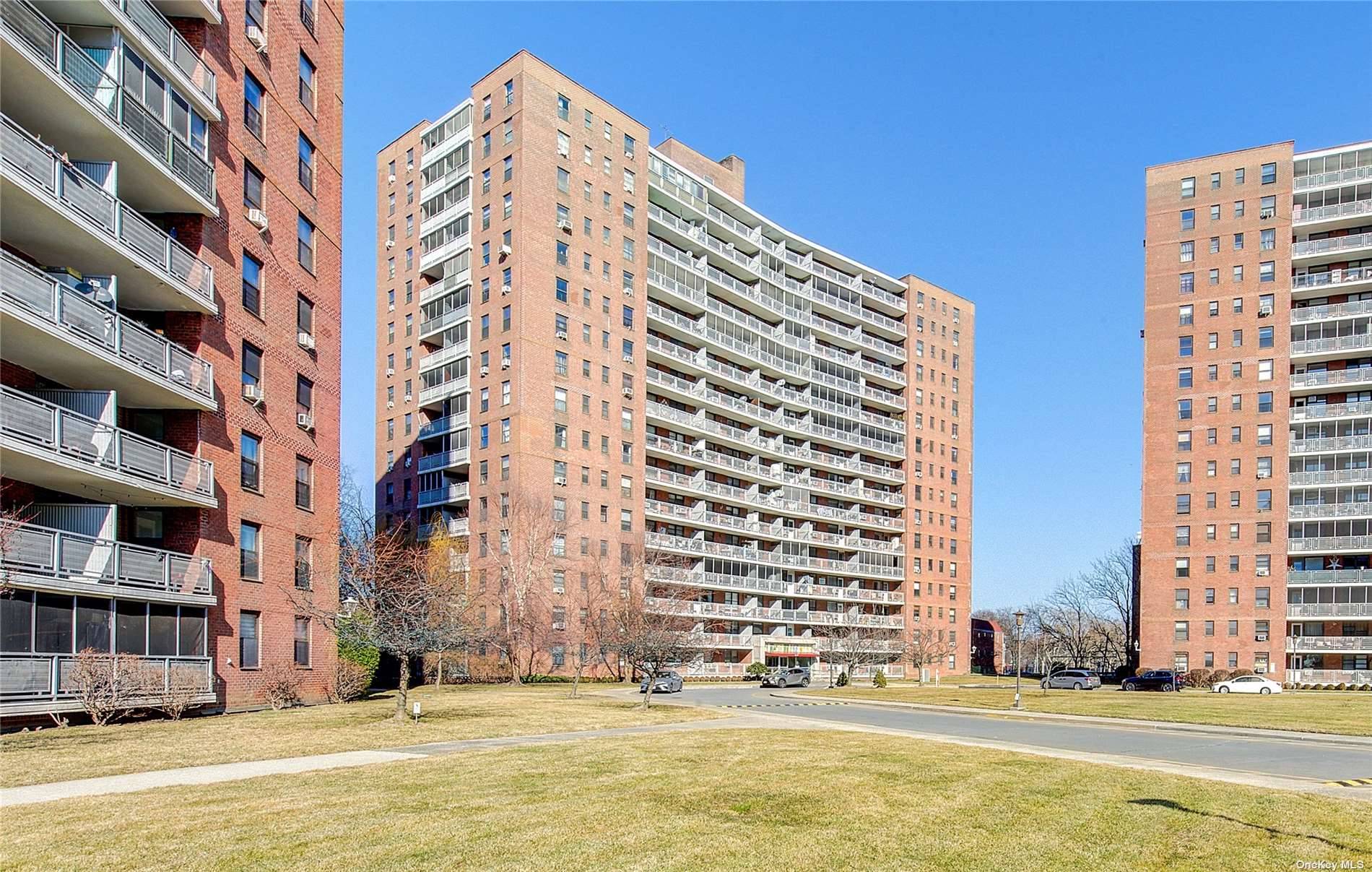 Luxury hi rise 16 hour doorman building large 2 bedroom with balcony in excellent condition corner unit very private neighbor on one side unobstructed Manhattan view 24 hour security gate ...