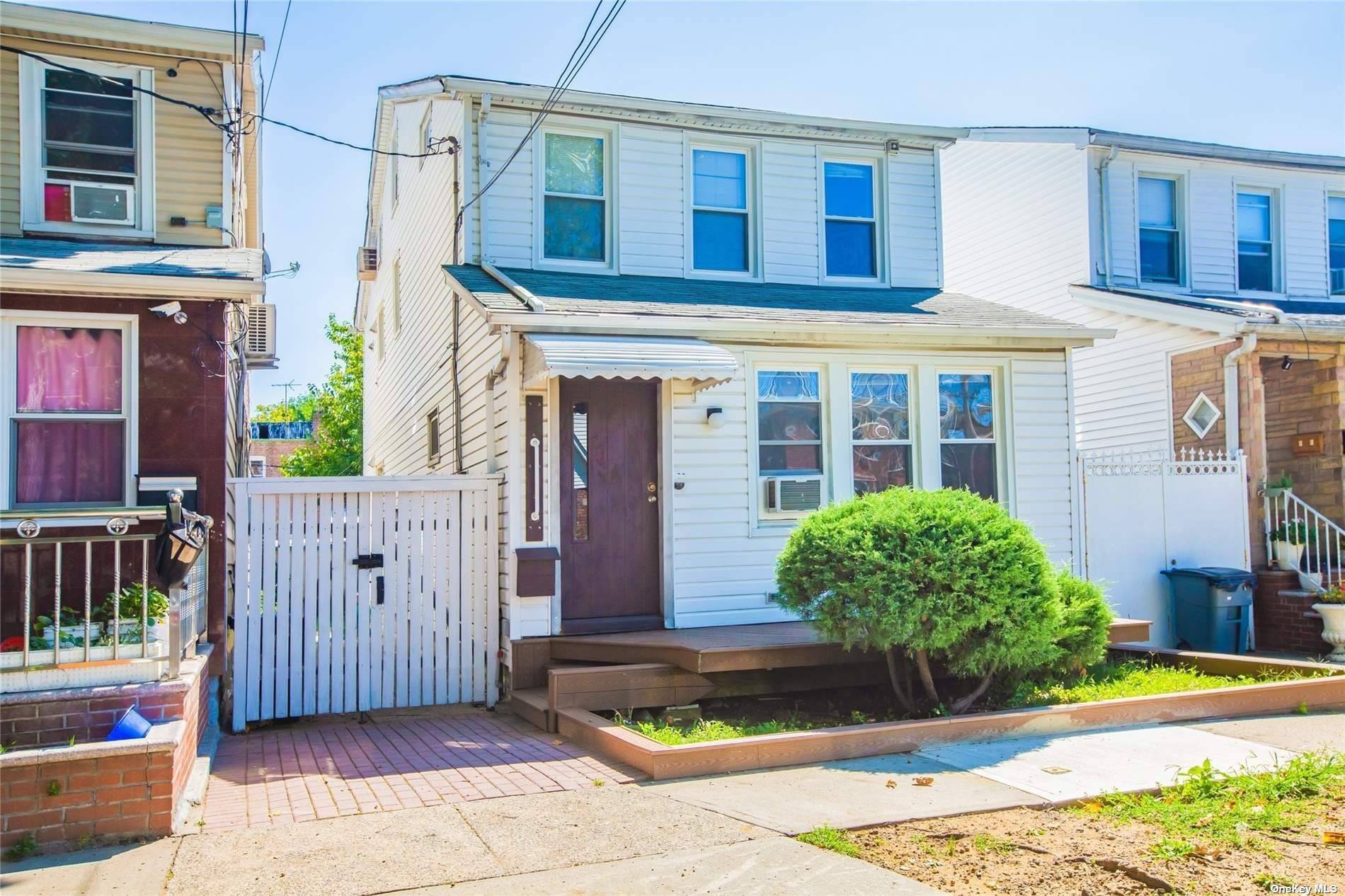 Excellent Location And Condition Detached 2 dwelling In Flushing.